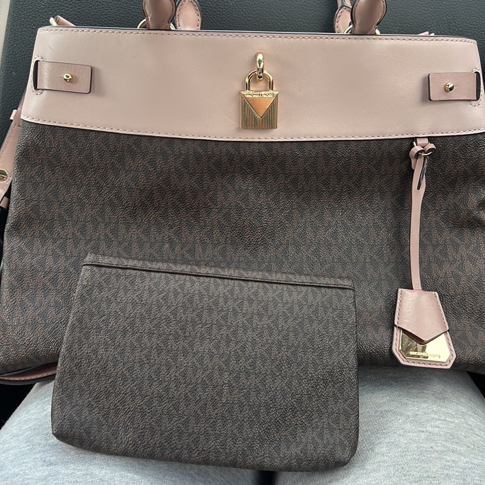 𝐌𝐈𝐂𝐇𝐀𝐄𝐋 𝐊𝐎𝐑𝐒 𝐋𝐀𝐑𝐆𝐄 𝐆𝐑𝐀𝐌𝐄𝐑𝐂𝐘 𝐓𝐎𝐓𝐄 & 𝐖𝐑𝐈𝐒𝐓𝐋𝐄𝐓 - Picture 10 of 10